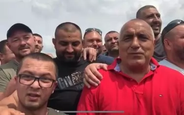 Борисов продължава да обикаля с джипката - далеч от коалиционните препирни.