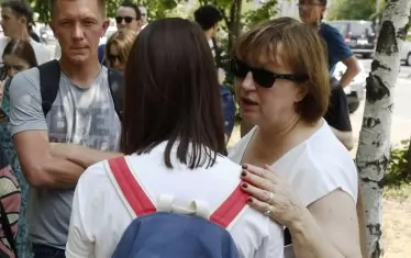 Изпълнителният директор на "Медуза" Галина Тимченко (вдясно) с колеги очаква решението на Никулинския районен съд на 8 юни за Голунов. Тогава се събраха стотици граждани в подкрепа на журналиста.
