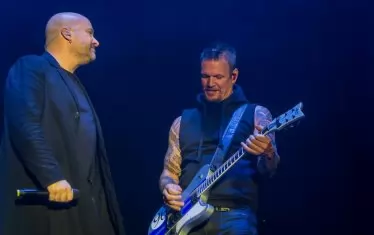 Вокалистът Дейвид Дрейман и китаристът Дан Донеган се раздадоха за феновете на рока, стекли се в Пловдив от всички краища на страната.