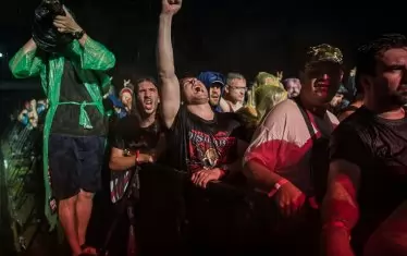 Поройният летен дъжд не уплаши най-заклетите фенове, а само подсили незабравимия спомен от първата вечер на "Хилс ъф рок 2019".