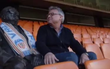  Синът на Висенте до статуята на своя баща - така, както двамата са присъствали на мачове на "Валенсия" през годините.