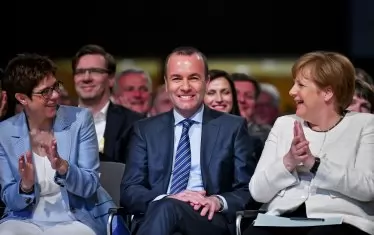  Ако ЕНП се заинати, процесът вероятно ще се проточи още по-дълго, но френският президент предупреди, че колкото повече се проточва, толкова по-трудно ще бъде намирането на компромис, с което намекна, че няма да отстъпи от позицията си. На снимката - Анегрет Крамп-Каренбауер, Манфред Вебер и Ангела Меркел.