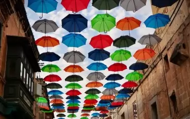  Улицата с чадърите в Забар, Малта