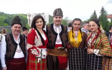  На 5 май Цветанов щастливо празнуваше в Златоград, 25 дни по-късно той бе разжалван от о.р. генерал Борисов, чийто папконосец беше в началото на общата им политическа кариера.