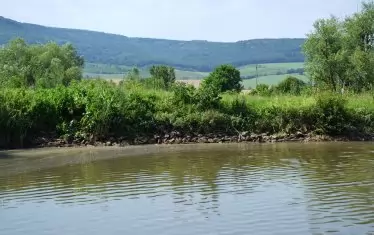 Стената на "Тутраканци 1" представлява няколко реда камъни.