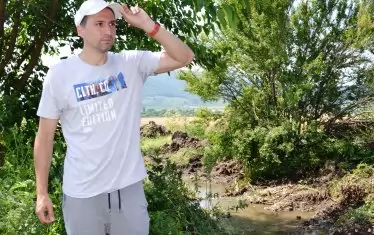 Светослав Цветанов оглежда канал, прокопан при наводнението с цел да се оттече водата.