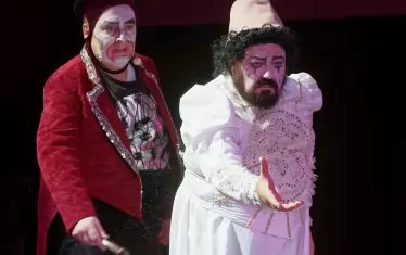 С този спектакъл Калуди Калудов (в дясно) празнува 40 години на сцената.