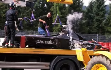 Останките от болида на "Ероус", управляван от Мика Сало на 30 август 1998 г., когато на пистата "Спа-Франкоршан" в Белгия се разиграва една от най-масовите катастрофи във Формула 1, останала в историята и като "най-скъпата".