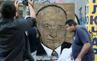 2012 г. Ученици поставят на ул. "Граф Игнатиев" постер Тодор Живков–Бойко Борисов.