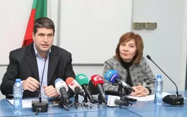  Шефът на НАП Галя Димитрова не благоволи да прекъсне отпуската си заради скандала и остави говорителя на НАП Росен Бъчваров да се обяснява с медиите