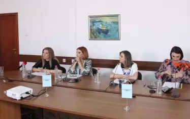 София Владимирова, Розита Еленова, Ивелина Димитрова, Бетина Жотева и Иво Атанасов изслушват Сашо Йовков.