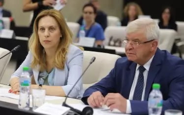В България никой не знае кое колко струва реално в здравната система. Сега министърът очаква остойностяването на дейностите да е готово до края на годината. Но това той отдавна го очаква (и докато беше зам.-министър на финансите), а резултатът е все един и същ.  На снимката - министър Кирил Ананиев и вицепремиерът Мариана Николова на кръглата маса, посветена на здравната реформа.