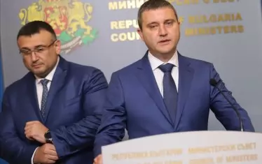 В първите дни след пробива имаше брифинги на министри. Сега новини има само от прокуратурата - за фирмата, която била киберизнудвач, и от сайта на НАП - за предприеманите мерки. 