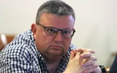 Сотир Цацаров се подписа под кандидатурата на Гешев, като че ли прокуратурата е монархия, в която отиващият си посочва наследника си. За разлика от Гешев Цацаров е високообразован юрист. Дали понякога все пак не се отвращава какво наследство оставя, или след 7 години претръпна от поръчки и извращения с правото?