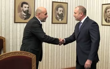  Президентът обсъди с представители на изпълнителната власт чумната епидемия. На снимката Румен Радев поздравява вицепремиера Томислав Дончев преди началото на заседанието. 