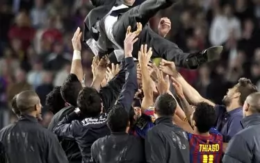 След четири сезона като треньор на "Барселона" бившият капитан Хосеп Гуардиола беше носен на ръце от звездите на тима.