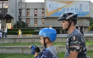 След трагедията с прегазеното дете пред сградата на общинската управа се проведе протест. Макар и рехав, исканията бяха ясни - не на автомобилите в парка. Колоездачите бяха там.