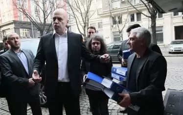  Четири години след като Слави Трифонов инициира референдум и българите масово подкрепиха орязването на финансирането на партиите, депутатите решиха да се "съобразят" с волята им. И отприщиха още по-голямо финансиране.