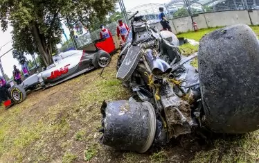 Унищоженият почти до неузнаваемост болид "Макларън" на Фернандо Алонсо след сблъсък по време на "Гран при" на Австралия през 2016 г.