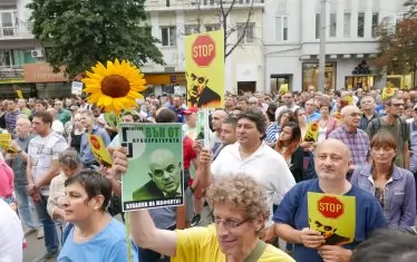  Хиляди скандираха "Гешев е позор" на протест пред Съдебната палата в понеделник вечерта