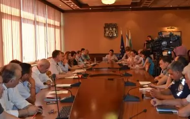 Комисията по пътна безопасност към общината по време на заседание, на което умува как да пресече разнопосочни интереси.