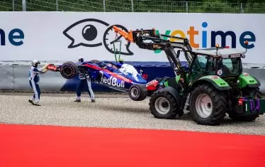 Трактор изнася болида на "Торо Росо" след инцидент на Пиер Гасли на пистата "Ред Бул Ринг" в Шпилберг (Ав).