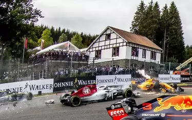 "Гран при" на Белгия е честа сцена на зрелищни сблъсъци - този е от 26 август 2018 г. между Фернандо Алонсо с "Макларън" и Шарл Льоклер със "Заубер".