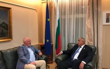 Целта на изтеклото видео от среднощната среща между Борисов и Тимерманс беше да се види какъв незаобиколим европейски фактор е Борисов. Видя се, че е заобиколим.