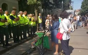 Протестът и контрапротестът бяха охранявани от полиция