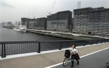 Година преди началото на игрите блоковете в новия квартал на Токио, който ще служи като олимпийско село за спортистите, са на практика готови.