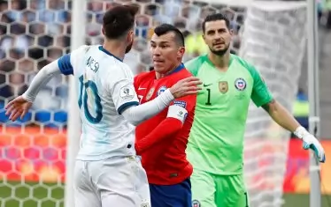 ...заради блъсканицата между него и Гари Медел, в която по-активният бе чилийският защитник.