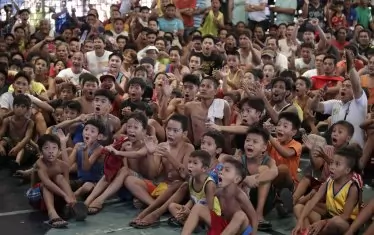 Двубоят в Лас Вегас бе наблюдаван по телевизията от милиони филипинци, повечето от които бяха излезли по улици и заведения, където имаше монтирани големи екрани