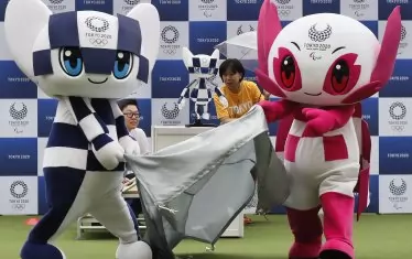 За игрите са конструирани 4 вида роботи, включително и версии на талисманите Мираитова и Сомеити, като могат да помахват с ръка, да се здрависват и да поздравяват посетителите. Други модели ще се движат из олимпийските обекти, правейки видео- и аудиозаписи, за да ги предават чрез интернет. Има и още един вид роботи - такива, които ще събират чукове, копия, дискове и гюлета по време на състезанията по хвърляния в леката атлетика.