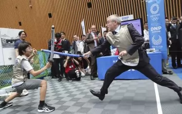 Президентът на МОК Томас Бах (олимпийски шампион на рапира, отборно от Монреал`76) се дуелира с японския ученик Юи Хашимото по време на церемонията по обявяване на оставащата 1 година до началото на игрите в Токио 2020.
