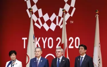 Губернаторът на Токио Юрико Коике, председателят на организационния комитет Йошико Мори, президентът на МОК Томас Бах и премиерът на Япония Шинзо Абе (от ляво на дясно) слушат олимпийския химн по време на церемонията, с която домакините отбелязаха 1 г. до началото на XXXII летни игри. Олимпиадата в Токио ще се проведе от 24 юли до 9 август 2020 г.