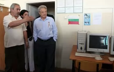  През 2007 г. Сорос посети училището в кв. "Факултета". 