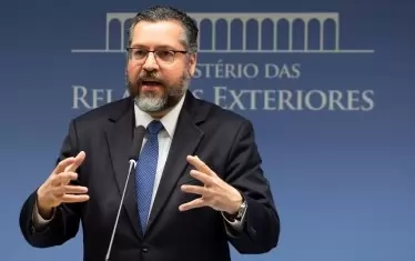  Бразилският външен министър Ернесто Араужо, който е бил държавен чиновник от средния ешалон, не се ползва с доверието на дипломатите от кариерата. 