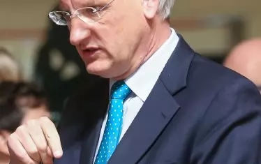 "Външната политика в днешния по-оспорван, сложен и пълен с конфликти свят не е за аматьори", написа в Туитър бившият външен министър на Швеция Карл Билд по повод спекулациите, че фаворит за поста на върховен представител на ЕС по външната политика е Мария Габриел.