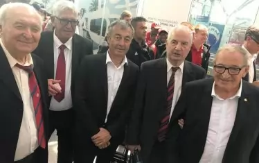 Тук е с други ветерани на ЦСКА - Петър Жеков, Георги Велинов, Пламен Марков и Димитър Пенев (от ляво на дясно).