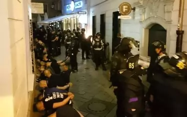  Добре екипирани словашки служители на реда са наредили до стената част от задържаните хулигани.