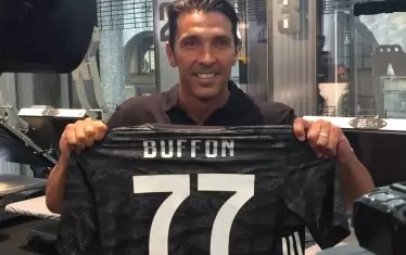 Легендата отказа предложението да му дадат обратно екипа с №1 и ще носи този с №77 през новия сезон.