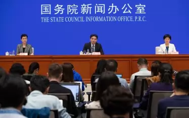 Засега официален Пекин не смята да отстъпи пред исканията на демонстрантите за оставка на местната лидерка на града Кари Лам.