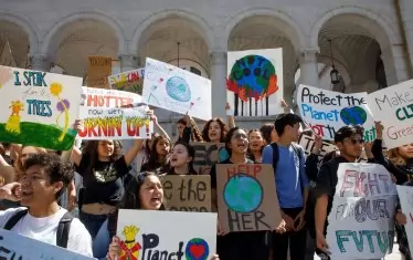  Демонстрациите с искания за спешни мерки в борбата с климатичните промени са ежедневни навсякъде по света, а Тръмп извади САЩ от Парижкото споразумение за климата и ядоса много от сънародниците си.