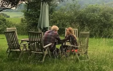 Идилия. Борис говори с Кари, без да споменава за своя fucking лаптоп.