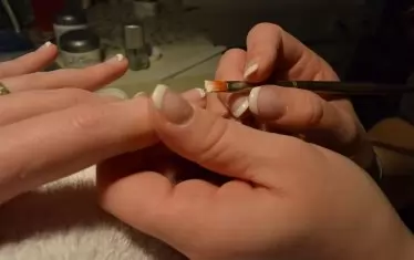 Масово възрастни искат да се преквалифицират в маникюристи.