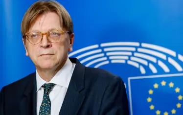 Ги Верхофстад, евродепутат ("Обнови Европа"):
"Тези сензационни обвинения трябва спешно да бъдат разследвани, г-н Салвини дължи обяснения. Руските опити да се финансира европейската крайна десница са атака срещу европейската демокрация и начина ни на живот".