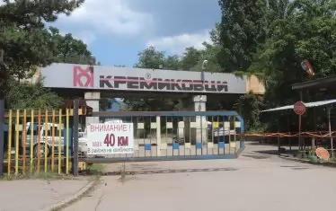 Металургичният комбинат край София бе символ на социалистическата икономика. Натоварен с огромни задължения, "Кремиковци" бе приватизиран, после препродаден, а накрая безславно фалира, защото се оказа неприспособим към пазарната икономика.