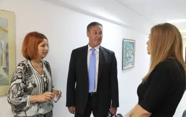 Новият шеф на спорта в БНТ Сашо Йовков има висше. Той е историк, етнолог, има и втора специалност - философия в Софийския университет. Честно казано, не знам какво това му помага в работата. Добре, че е майстор на спорта...