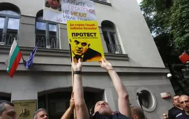 Гражданското недоволство срещу единствения кандидат за главен прокурор не стихва. 