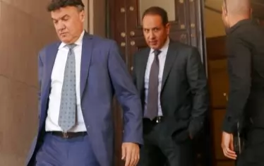  Президентът на БФС Борислав Михайлов (на преден план) е особено внимателен след срещата, за да не се създаде съмнение за вмешателство на правителството във футбола ни. А съветите на премиера за детско-юношеския футбол, примерно, навяват точно такива мисли.